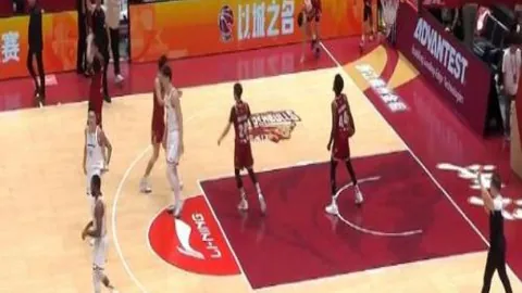 詹姆斯传球失误被断 怀特反击轻松得分